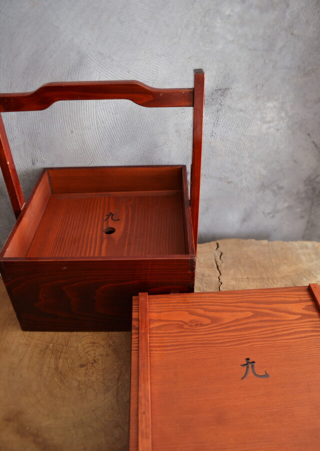 ファッション通販 古い持ち手付きの木箱2段 岡持ち 木製収納箱 古道具 ...